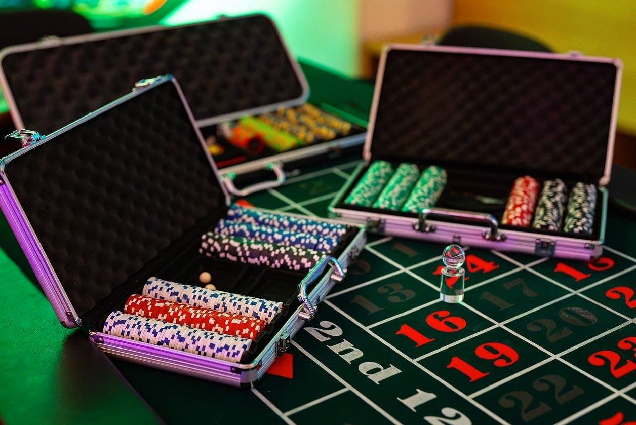 A professional dealer in action at an OfferRushPoint table